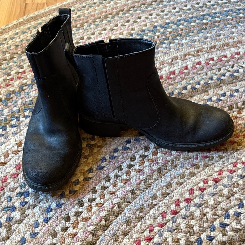 TIMBERLAND BOOTS. Women’s 9. Black leather ankle boots.
